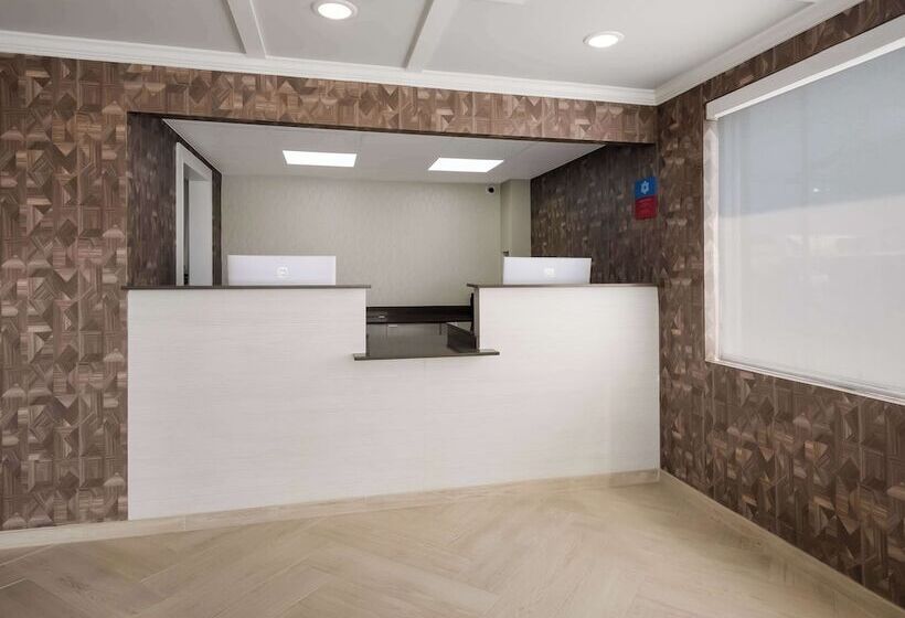 בית מלון כפרי Surestay Plus By Best Western Pigeon Forge