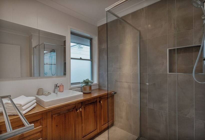 پانسیون Modern 3br With Gardens In Waramanga