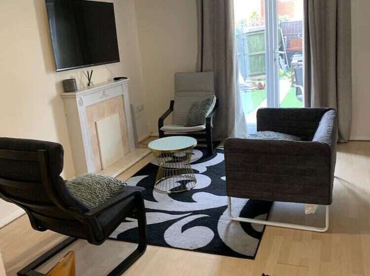 اقامتگاه Charming 2 Bed House In London
