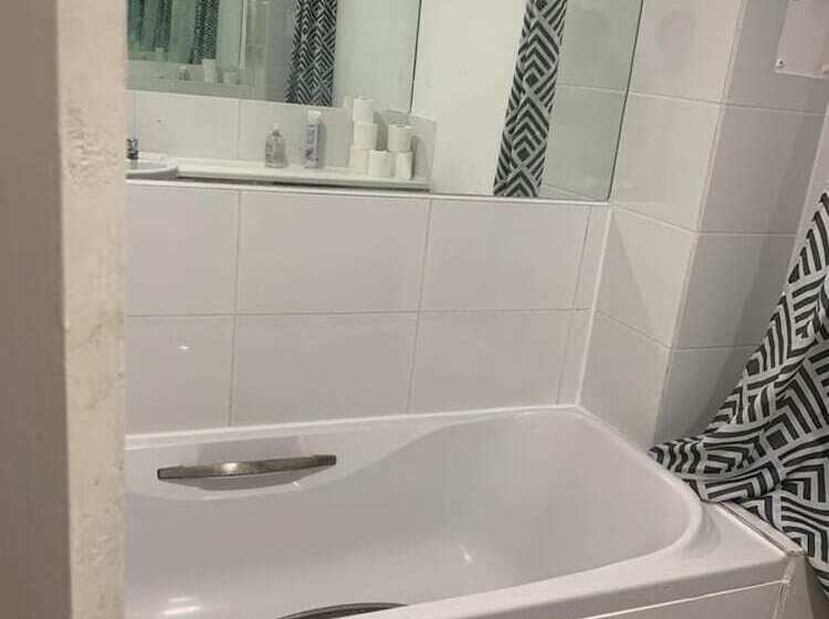 اقامتگاه Charming 2 Bed House In London