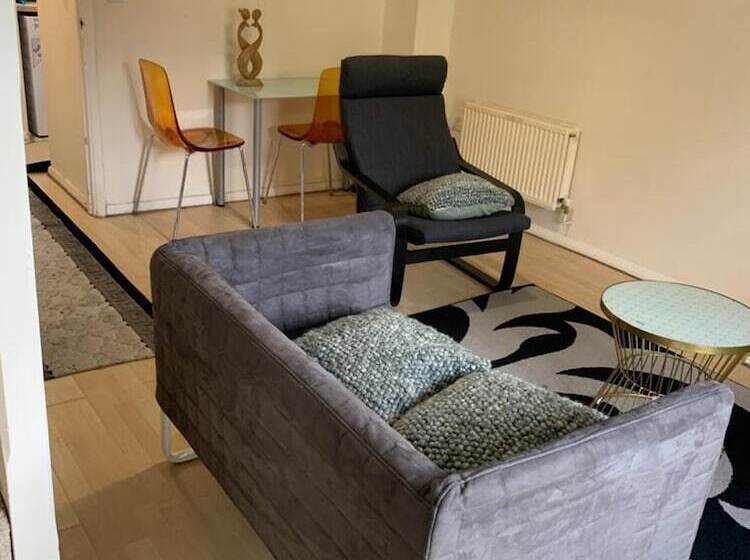 اقامتگاه Charming 2 Bed House In London