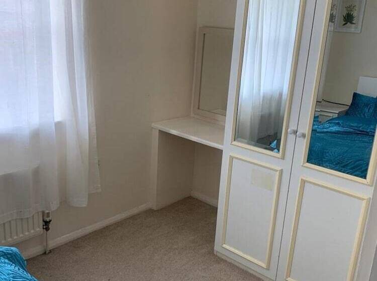 اقامتگاه Charming 2 Bed House In London