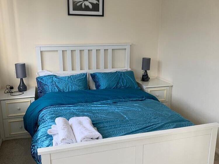 اقامتگاه Charming 2 Bed House In London