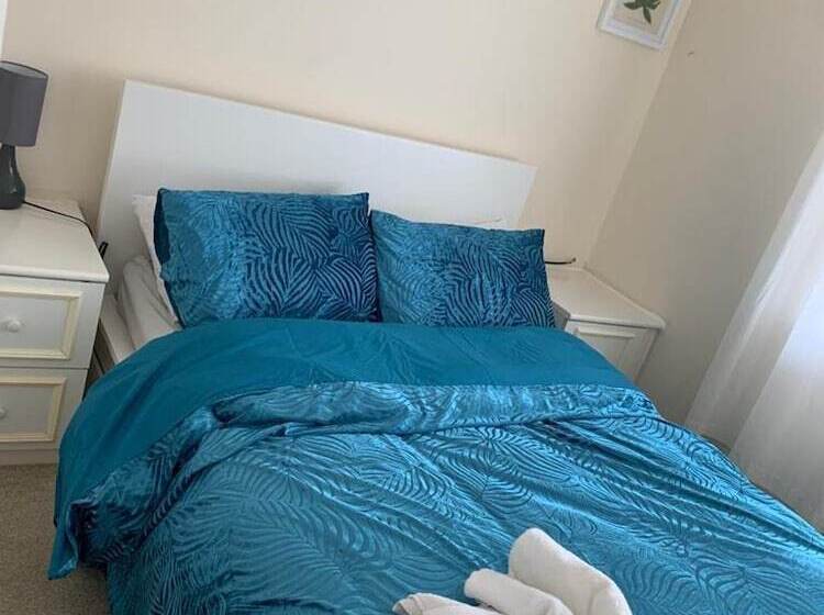 اقامتگاه Charming 2 Bed House In London
