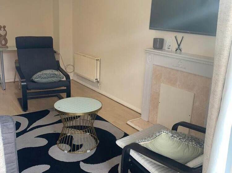 اقامتگاه Charming 2 Bed House In London