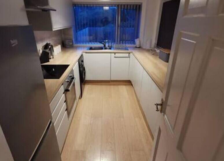 Резиденция Charming 2 Bed House In Swansea