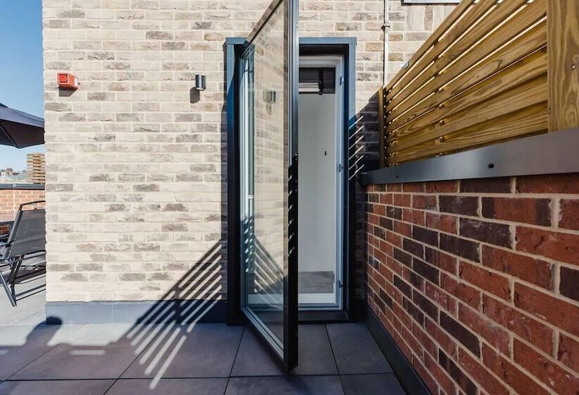 اقامتگاه Watford   House   Sleeps 6   Parking   Garden