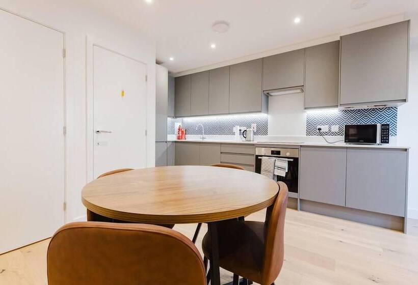 اقامتگاه Watford   House   Sleeps 6   Parking   Garden