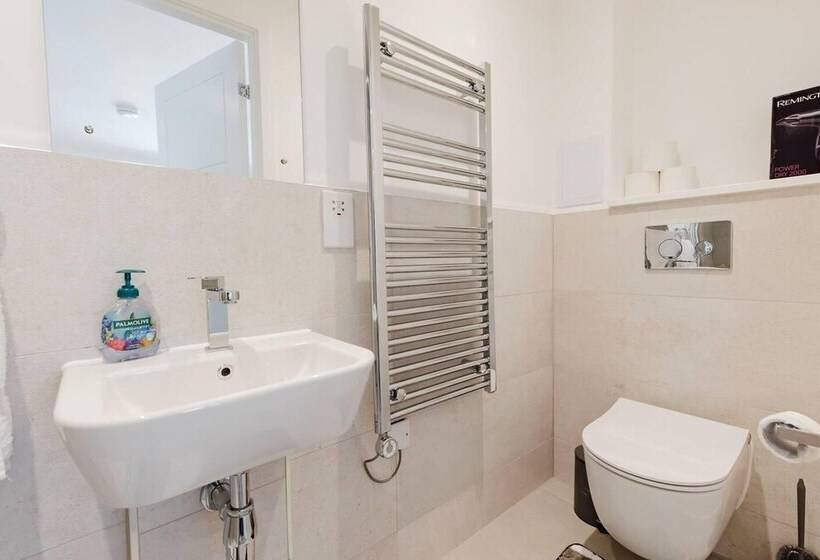 اقامتگاه Charming 2 Bed House In Watford