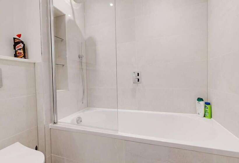 اقامتگاه Watford   House   Sleeps 6   Parking   Garden