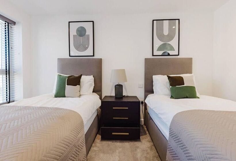 اقامتگاه Watford   House   Sleeps 6   Parking   Garden