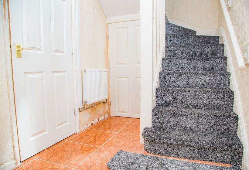 اقامتگاه 2bed House  Dudley Garden Wifi Tv