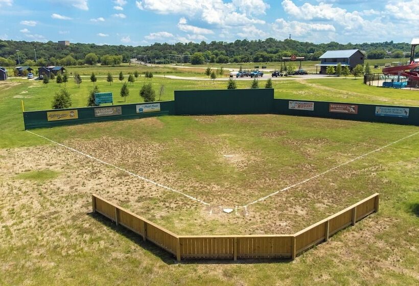 استراحتگاه Camp Fimfo Waco