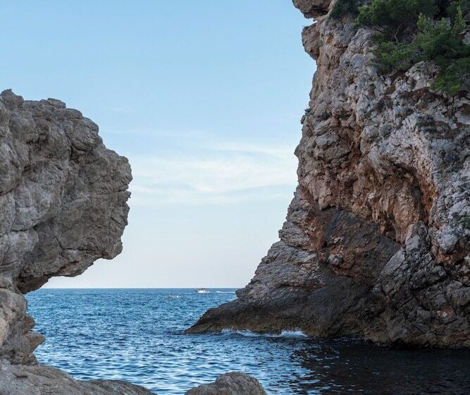 Sea Rocks Residence