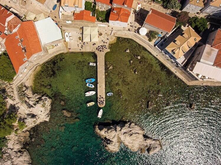 Sea Rocks Residence