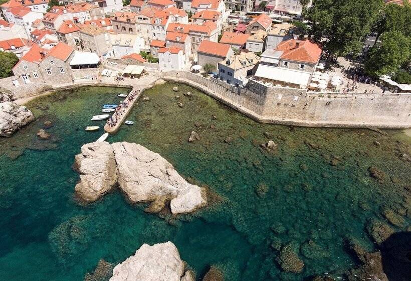 Sea Rocks Residence