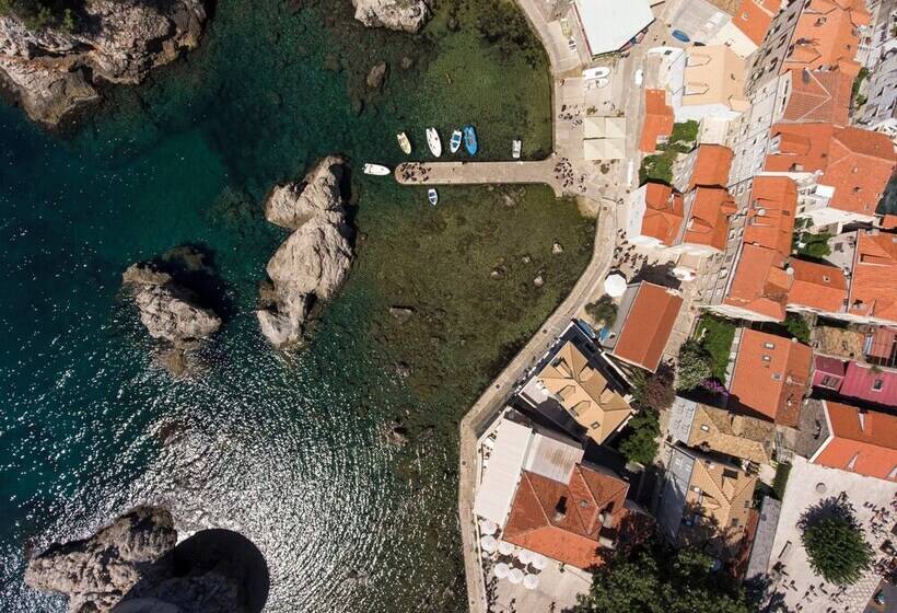 Sea Rocks Residence