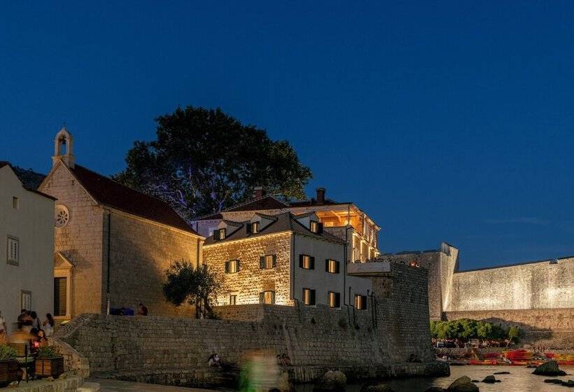 Sea Rocks Residence