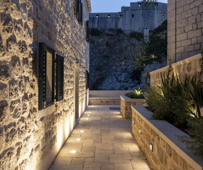 Sea Rocks Residence
