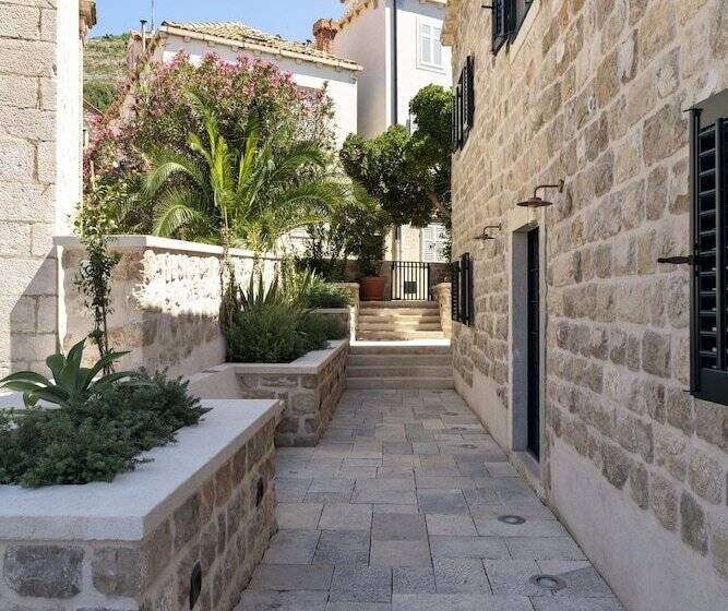 Sea Rocks Residence