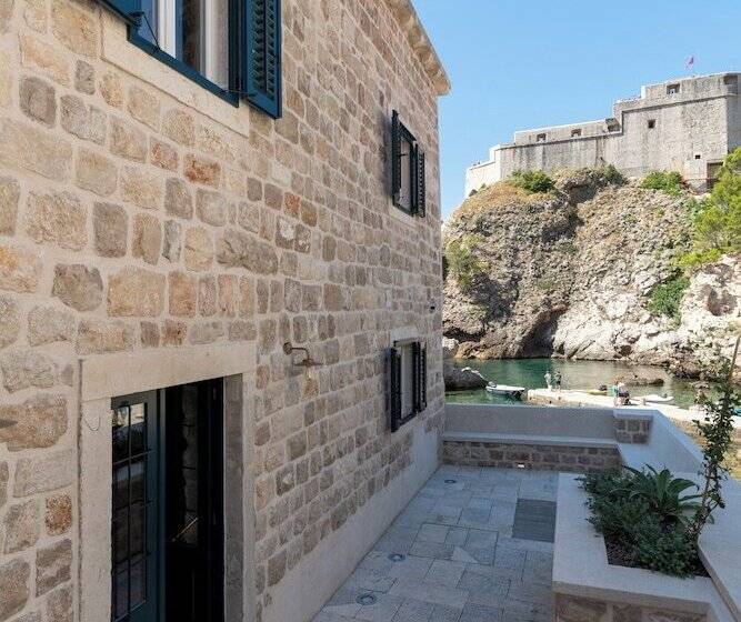 Sea Rocks Residence