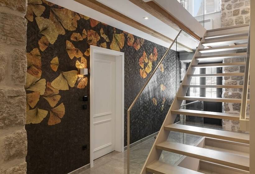 Sea Rocks Residence