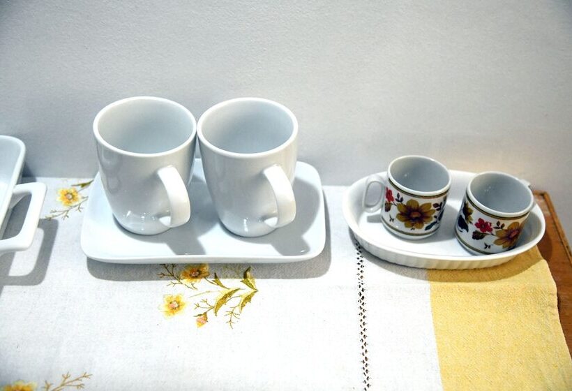 تختخواب و صبحانه Domo Peonia Bianca