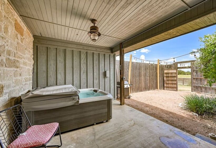 Cozi Cottage With Hot Tub!   2 Min To Wineries!