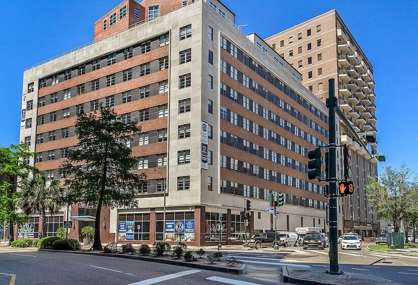 Elegant Studio Near French Quarter