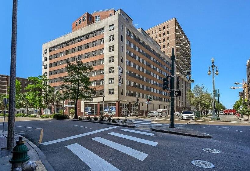 Elegant Studio Near French Quarter