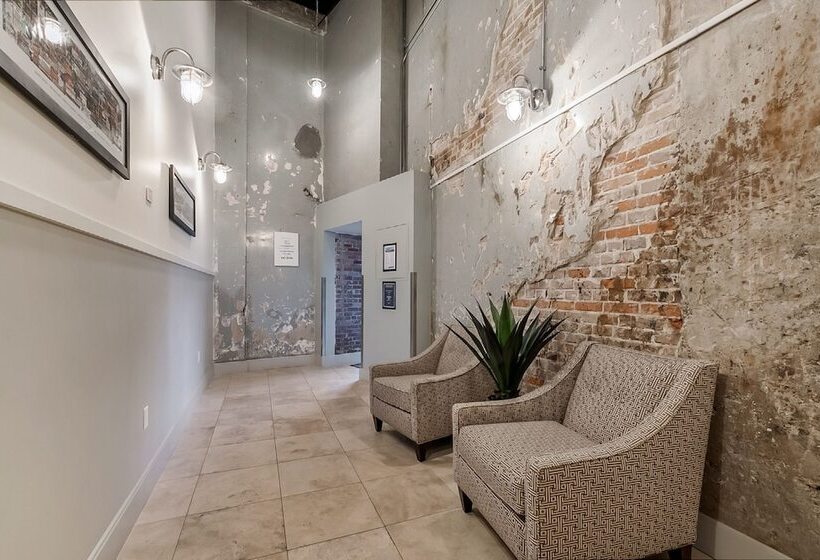 Elegant Studio Near French Quarter