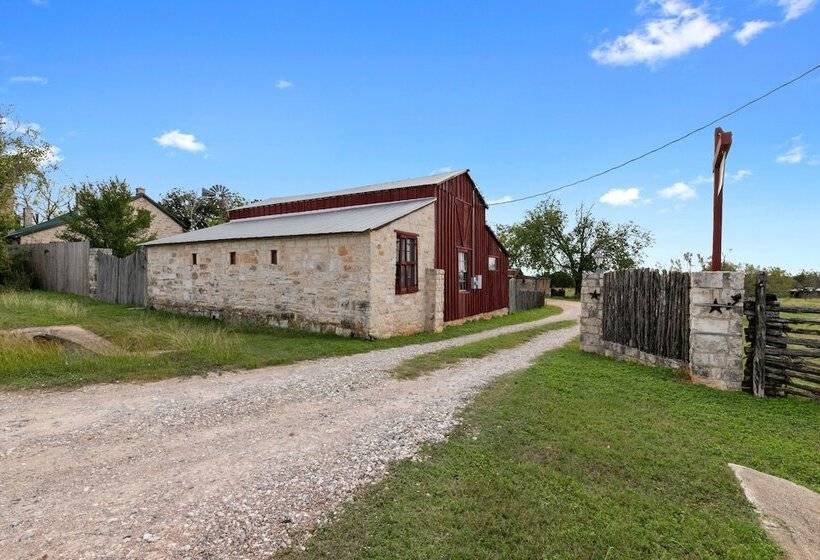Gorgeous Barn Cabin With Firepit 10min From Main St!