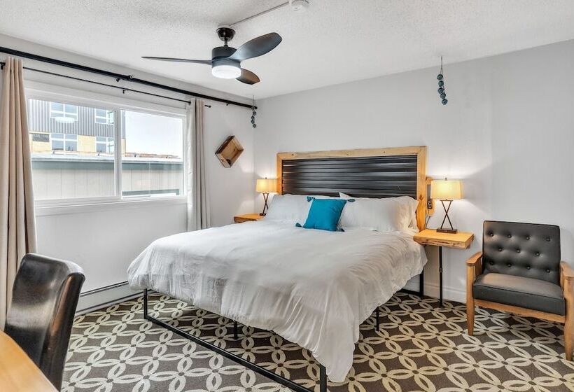 Highliner Hotel Deluxe King With City View