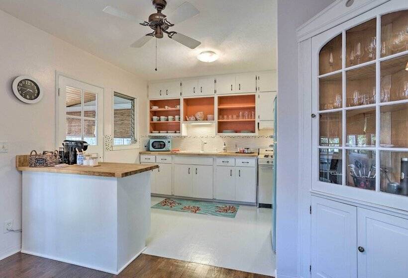 Yard & Hot Tub: Historic Lake Worth Cottage!