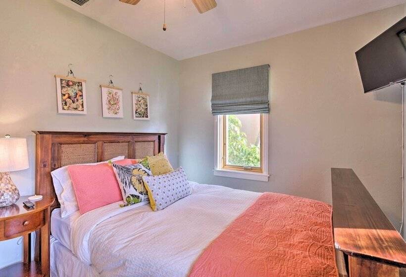 Yard & Hot Tub: Historic Lake Worth Cottage!