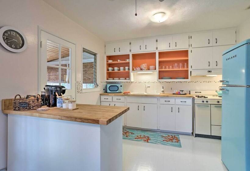 Yard & Hot Tub: Historic Lake Worth Cottage!