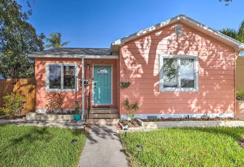 Yard & Hot Tub: Historic Lake Worth Cottage!