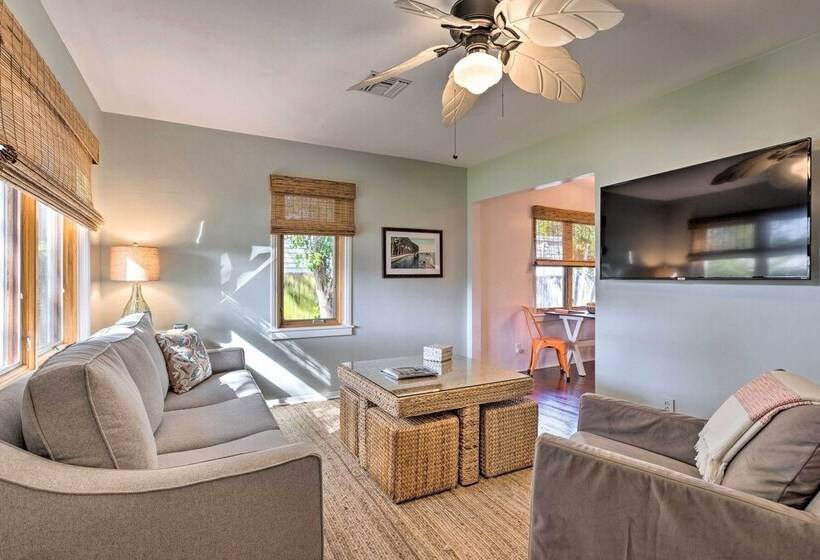 Yard & Hot Tub: Historic Lake Worth Cottage!