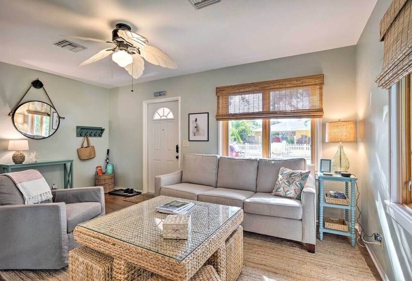 Yard & Hot Tub: Historic Lake Worth Cottage!