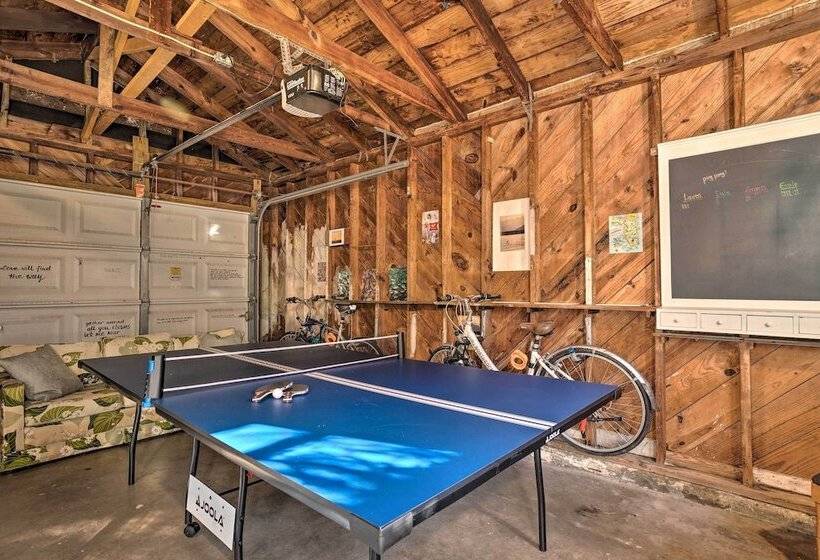 Yard & Hot Tub: Historic Lake Worth Cottage!