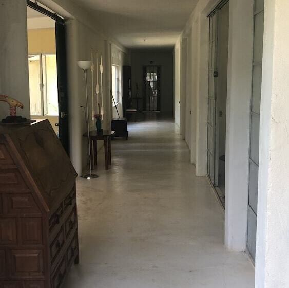 مسافرخانه Casa Edward