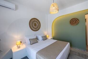 هتل Bonsai Luxury Suites