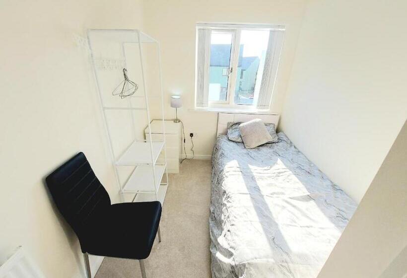 ペンション Room In Guest Room   Single Room In 3 Bed Home, Full Kitchen, Shared Bathroom