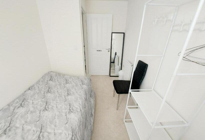 ペンション Room In Guest Room   Single Room In 3 Bed Home, Full Kitchen, Shared Bathroom