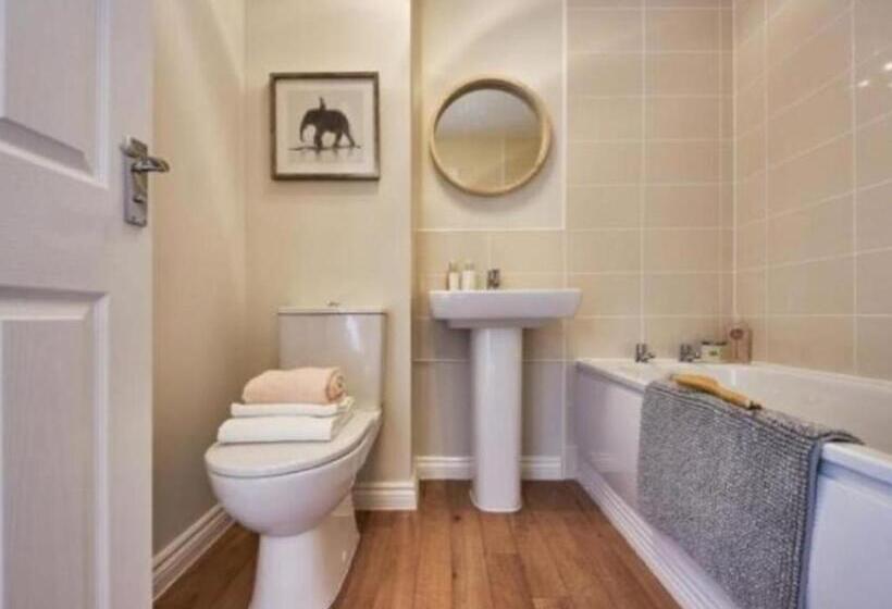 پانسیون Room In Guest Room Single Room In 3 Bed Home, Full Kitchen, Shared Bathroom