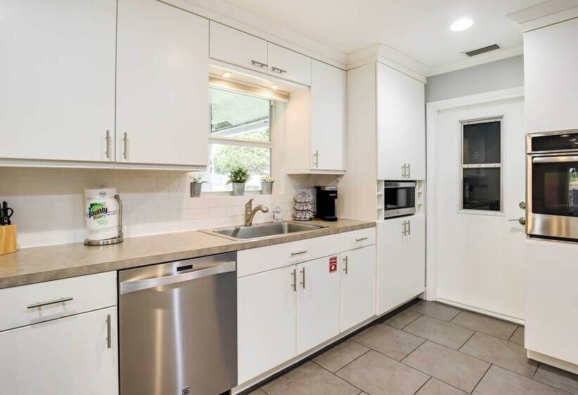 Pet Friendly Paradise W/ Pool ~ 6 Mi To Beach!