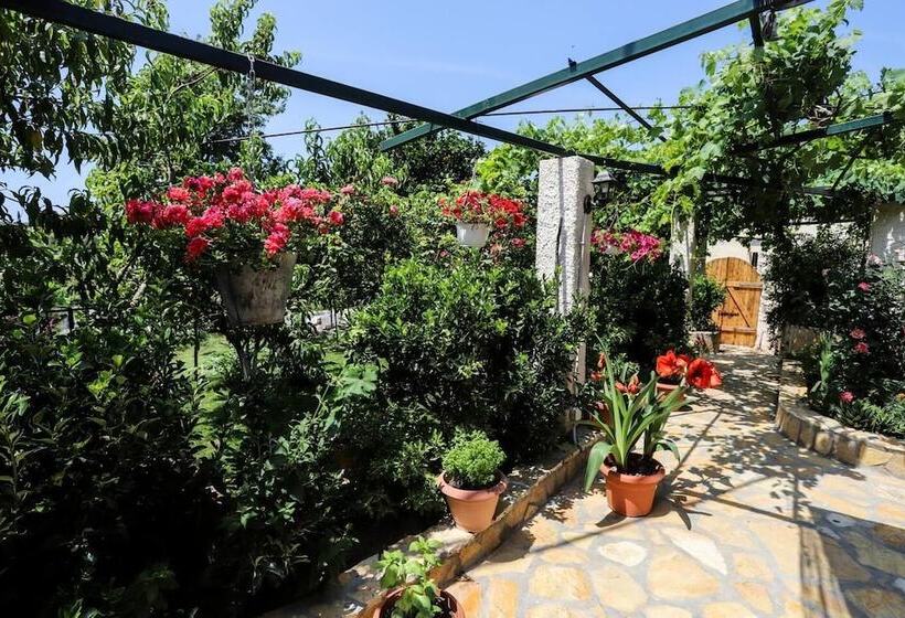 إقامة Beautiful 8 Bed House In Corfu