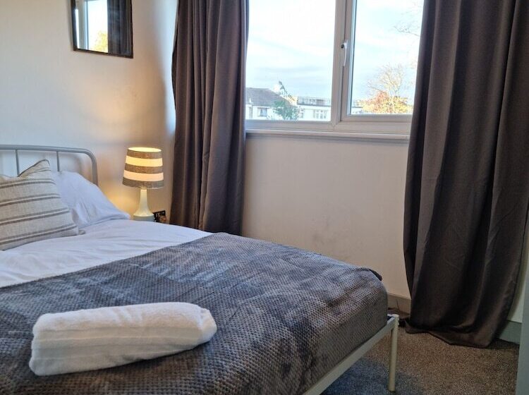 اقامتگاه Remarkable 5 Bed House In Basildon