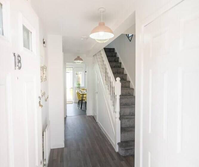 اقامتگاه Spacious 3 Bed House Garden Parking Wifi Smart Tv