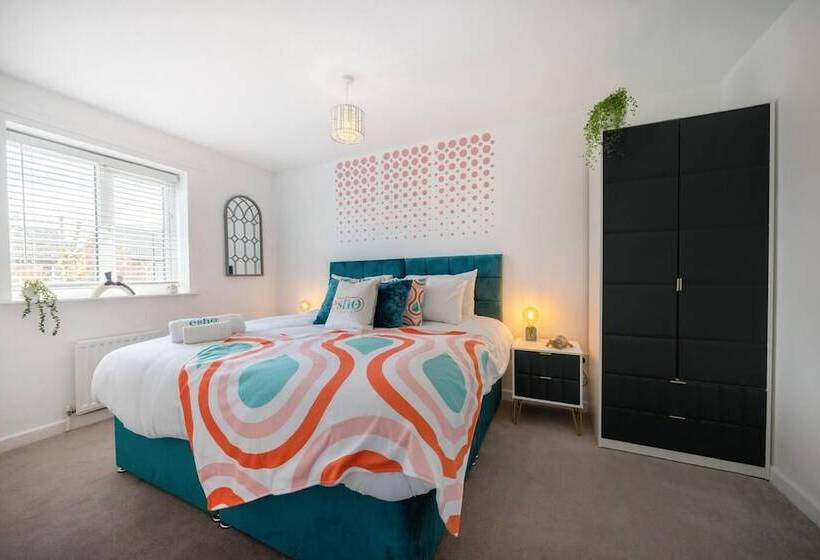 اقامتگاه Spacious 3 Bed House Garden Parking Wifi Smart Tv